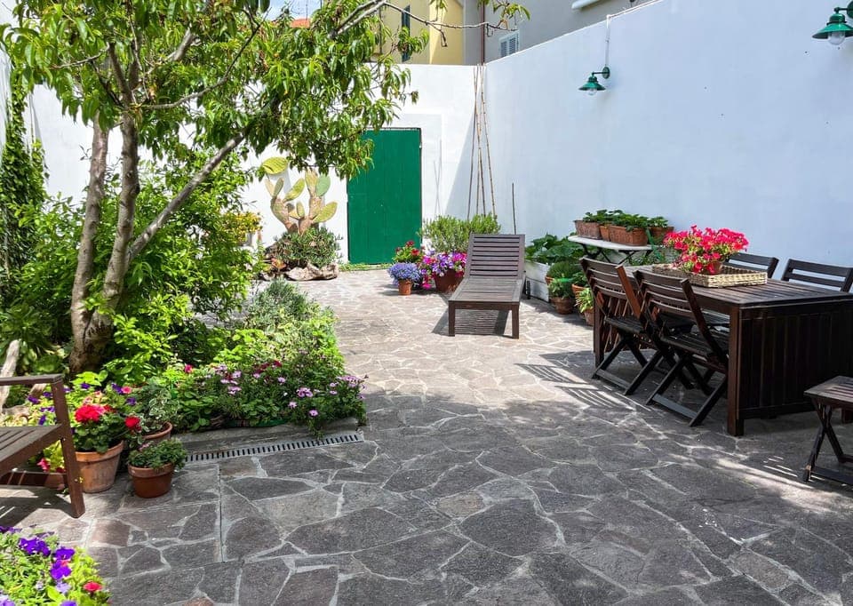 Patio, Day, Garden, Floor plan, Dining area, Garden view