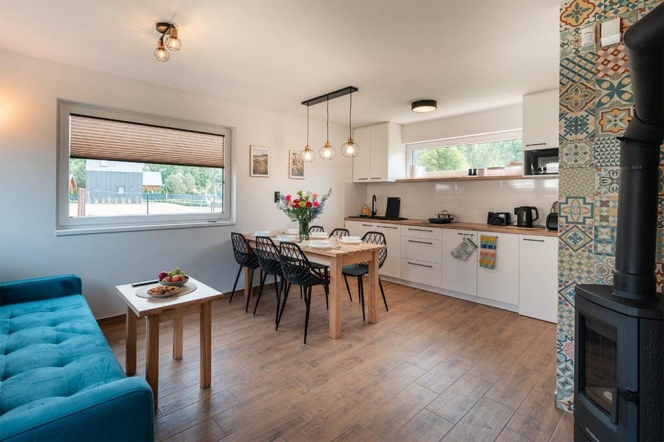 Kitchen or kitchenette, Living room, Seating area, Dining area