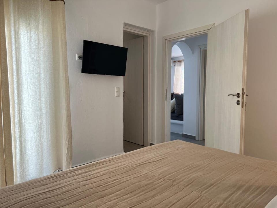 Bed, TV and multimedia, Bedroom