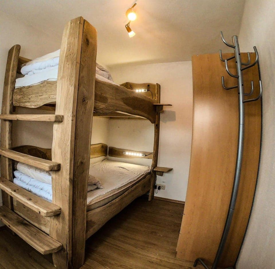 Bedroom, bunk bed