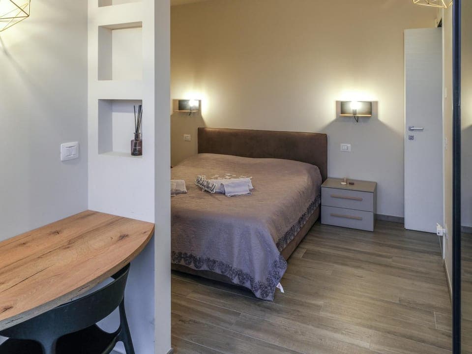 Bed, Photo of the whole room, Bedroom, towels