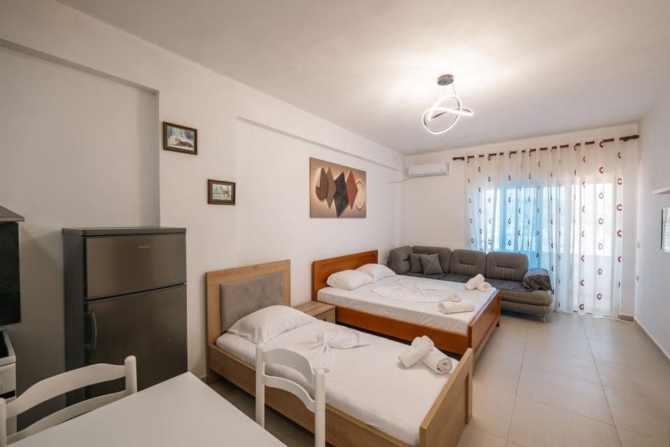 Communal lounge/ TV room, Bed, TV and multimedia, Living room, Photo of the whole room, Seating area, Evening entertainment, Bedroom