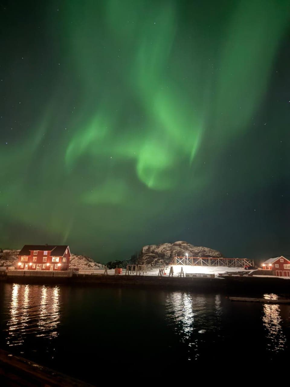 Modern waterfront rorbu with terrace and stunning sea view - free parking House in Lofoten