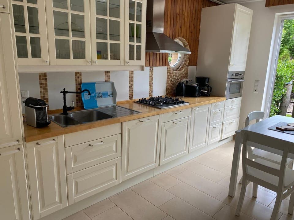 Coffee/tea facilities, Kitchen or kitchenette, Dining area, stove, toaster