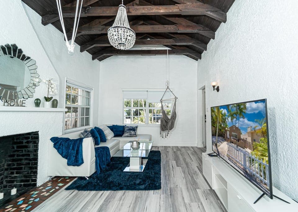 Communal lounge/ TV room, TV and multimedia, Living room, Seating area