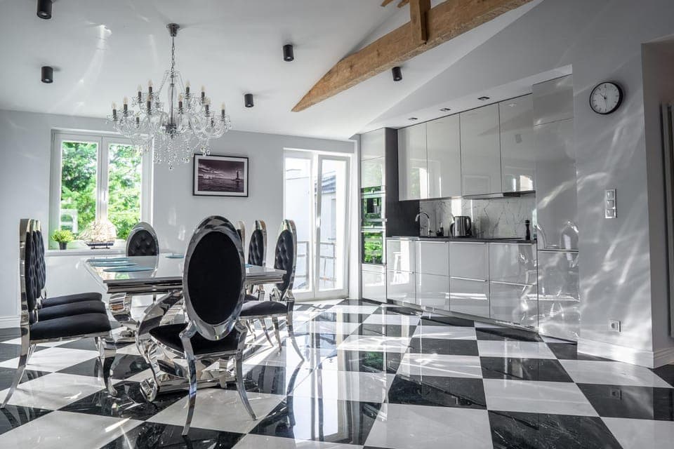 Kitchen or kitchenette, Dining area