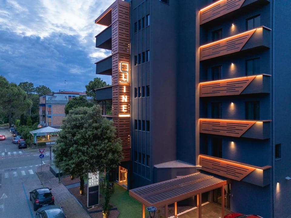 Property building, Neighbourhood, View (from property/room), Balcony/Terrace, Street view, Parking