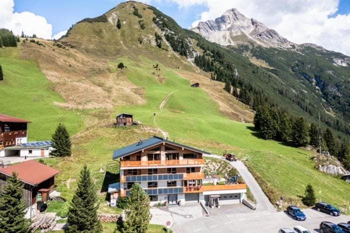 Property building, Day, Neighbourhood, Natural landscape, Bird's eye view, Mountain view, Parking