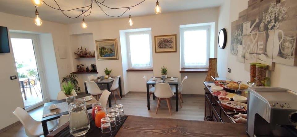 Restaurant/places to eat, Lounge or bar