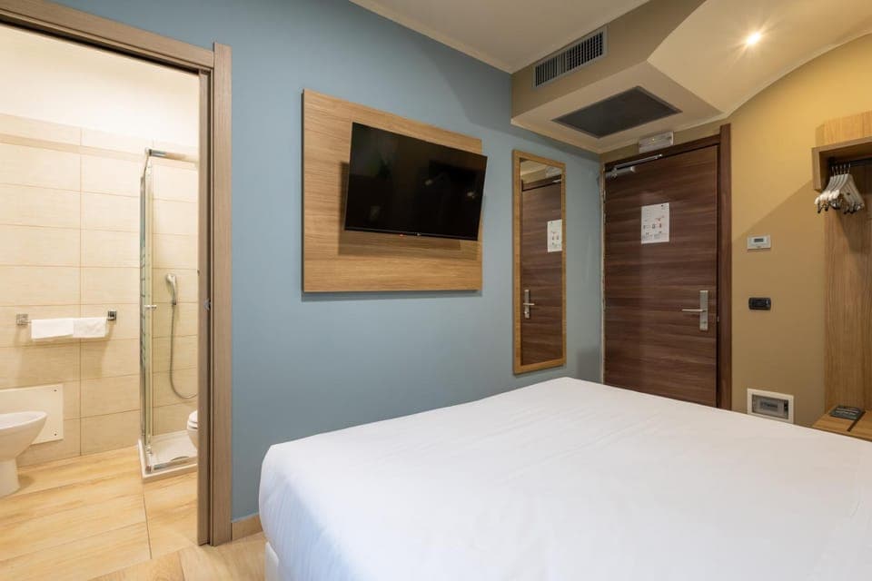 Bed, TV and multimedia, Bedroom