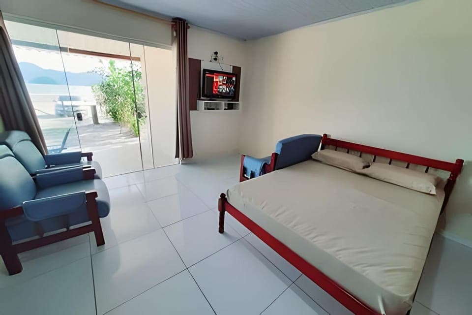 Bed, TV and multimedia, Sea view