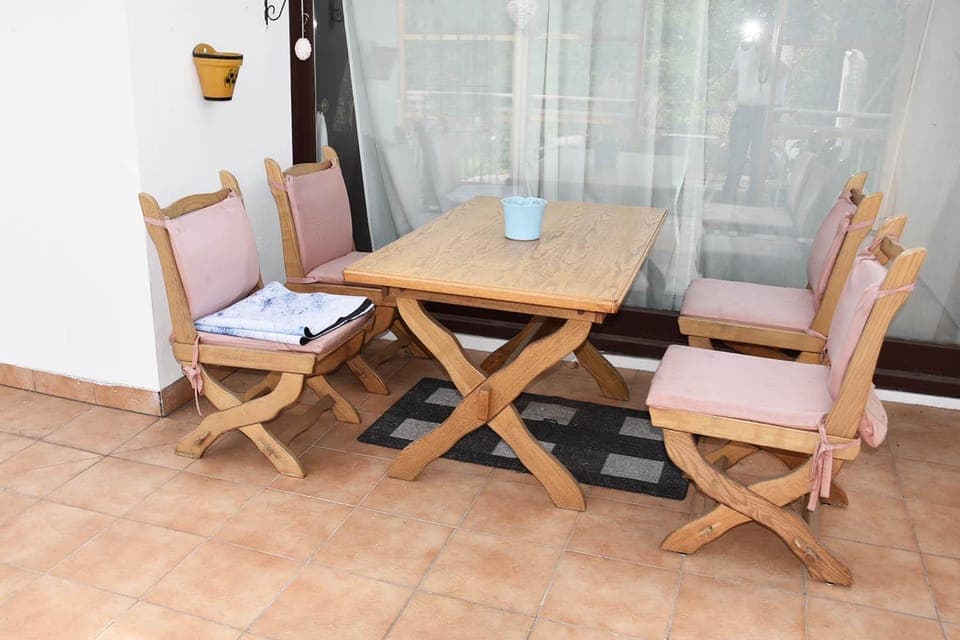 Seating area, Dining area