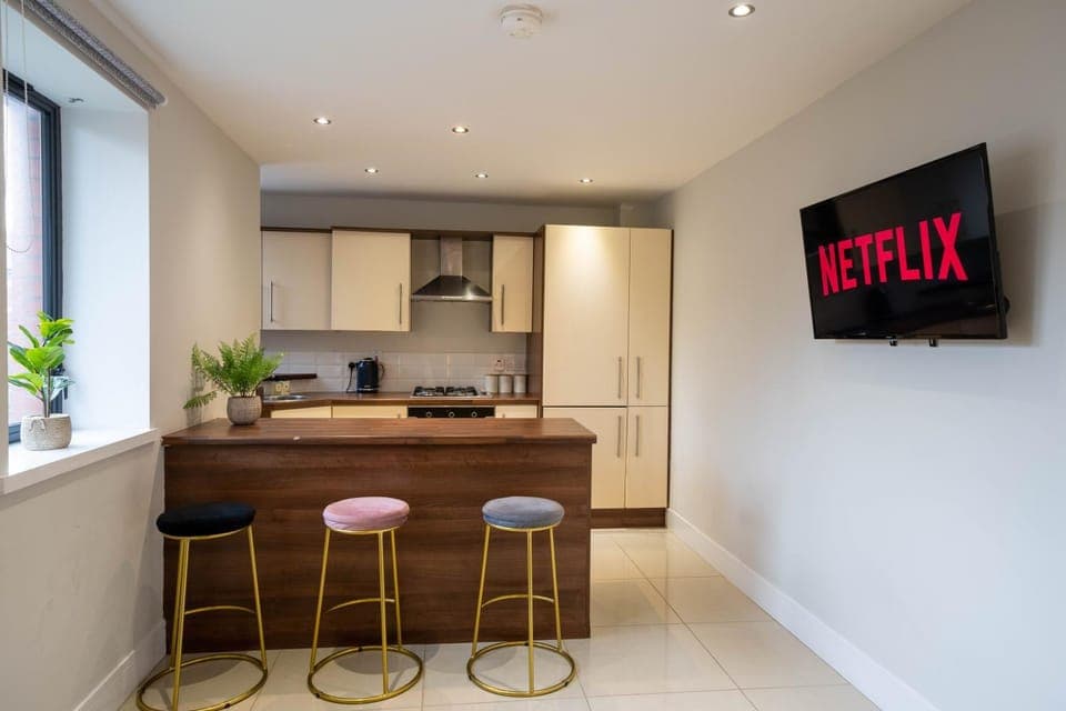 TV and multimedia, Coffee/tea facilities, Kitchen or kitchenette, Dining area, minibar, pet friendly, stove