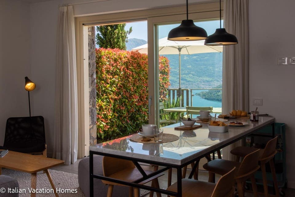 Dining area, Lake view