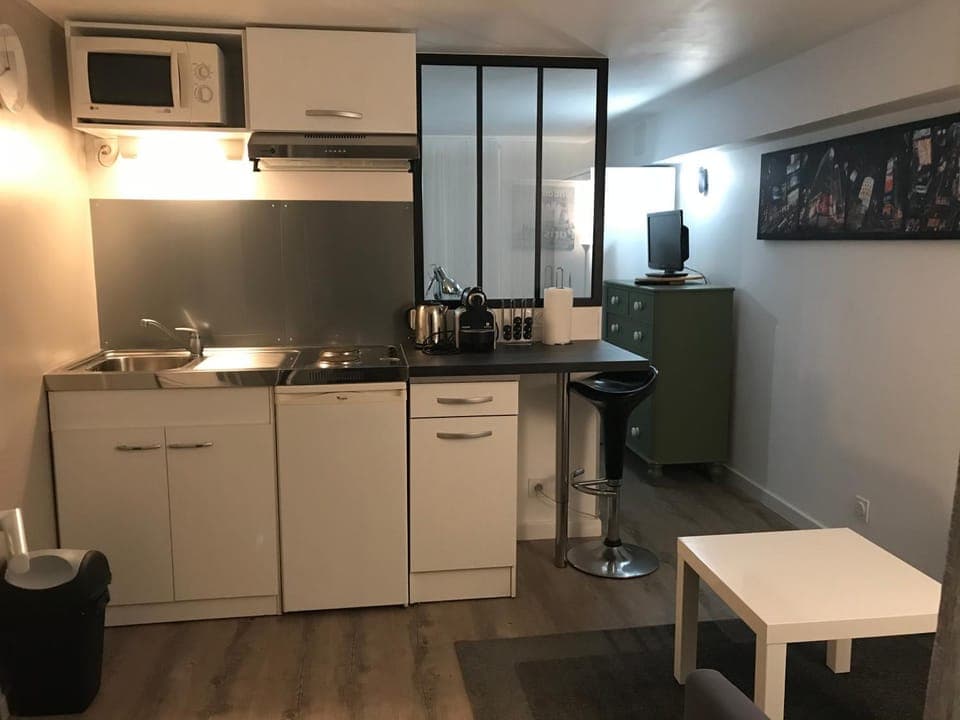 Kitchen or kitchenette, Dining area, minibar, stove