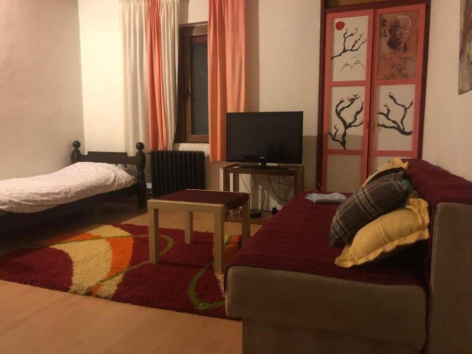 Bed, TV and multimedia, Photo of the whole room, Bedroom