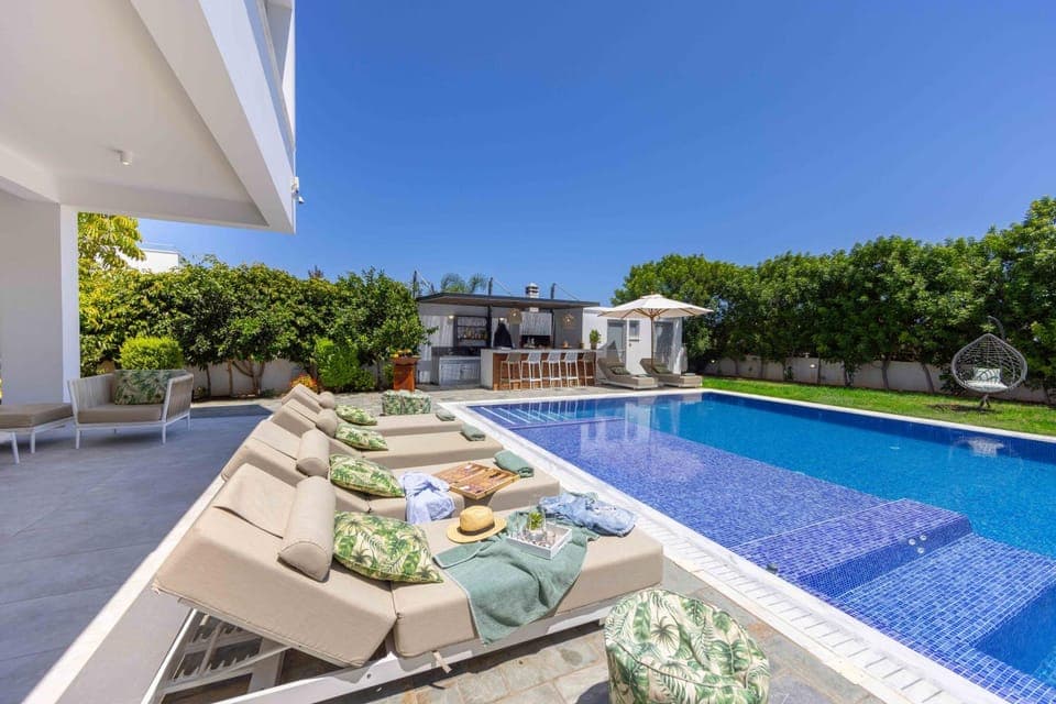 Property building, Patio, Day, Garden, View (from property/room), Balcony/Terrace, Food and drinks, Food, Garden view, Pool view, Swimming pool, Swimming pool, sunbed