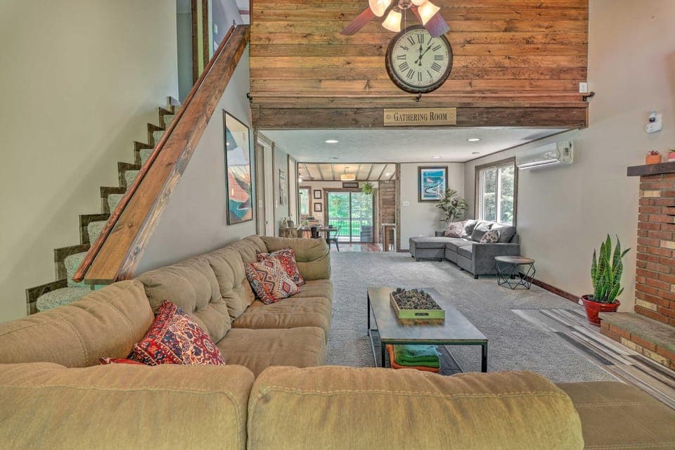 Poconos Cottage w/ Fire Pit: Near Lake Harmony House in Hickory Run State Park
