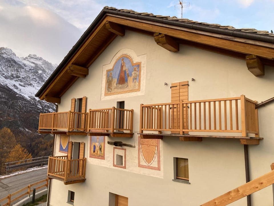 Property building, Day, Balcony/Terrace