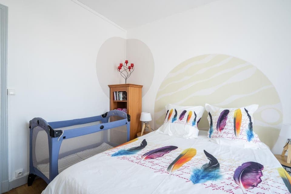 Bed, Night, Photo of the whole room, Decorative detail, Bedroom, cot