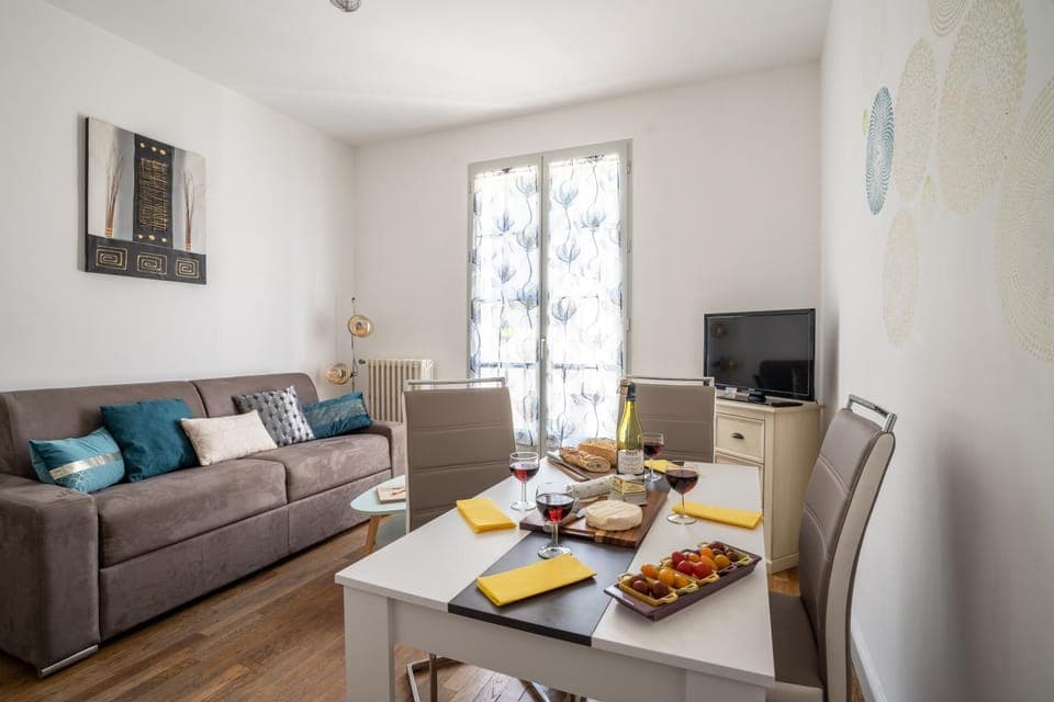 TV and multimedia, Living room, Seating area, Dining area