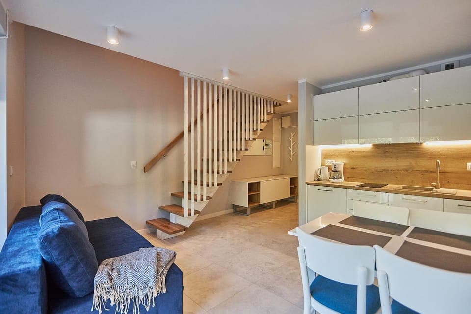 Coffee/tea facilities, Kitchen or kitchenette, Living room, Seating area, Dining area