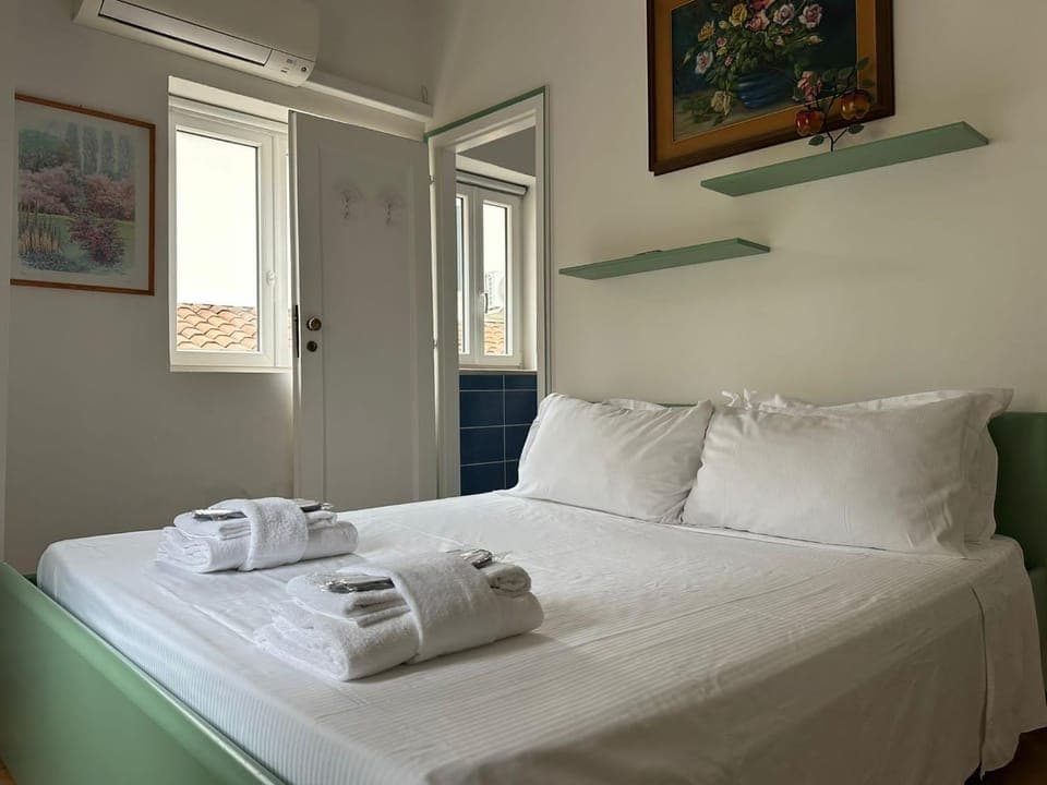 Bed, towels, air conditioner