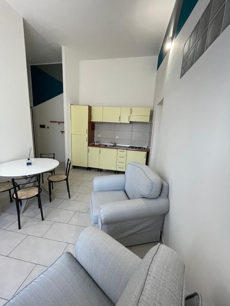 Kitchen or kitchenette, Living room, Seating area, Dining area