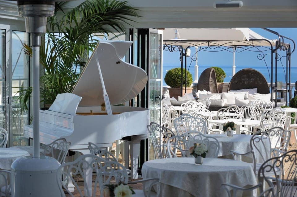 Restaurant/places to eat, Balcony/Terrace