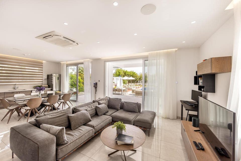 TV and multimedia, Kitchen or kitchenette, Living room, Seating area, Dining area