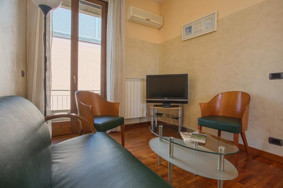 TV and multimedia, Living room, Seating area, air conditioner