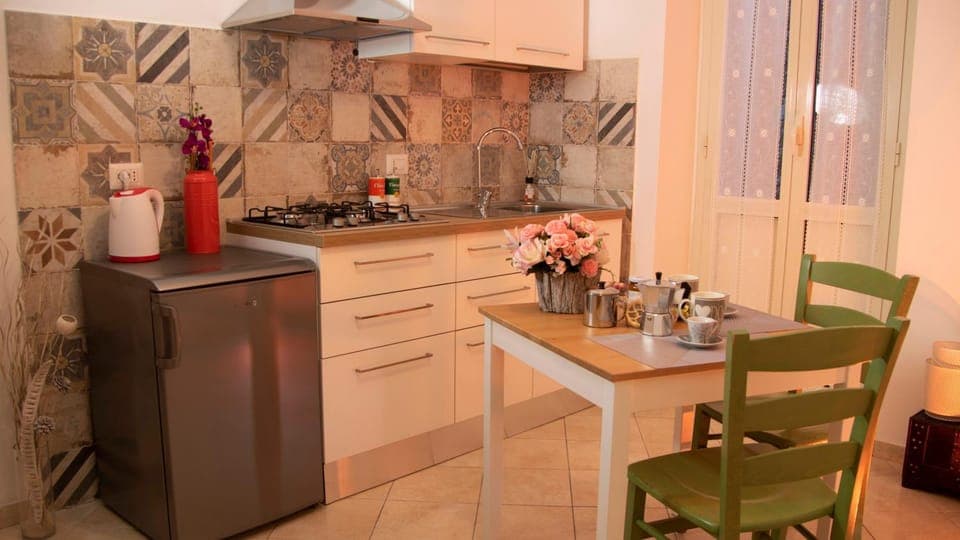 Coffee/tea facilities, Kitchen or kitchenette, Dining area