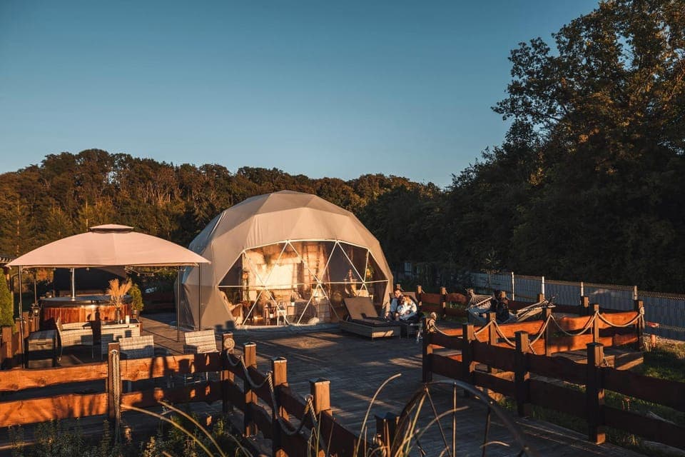 Seating area, Area and facilities