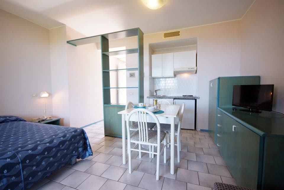 Bed, TV and multimedia, Dining area