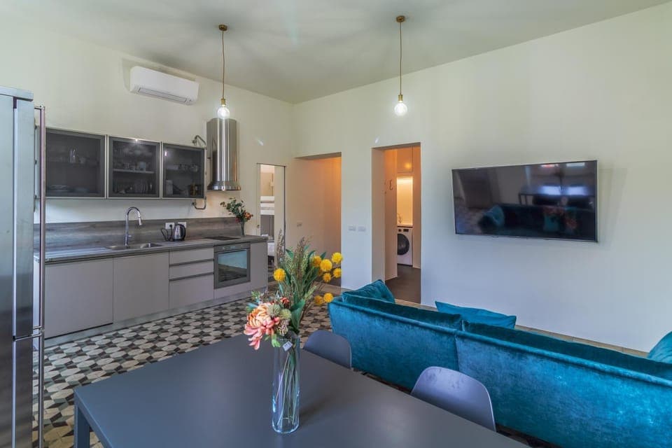 TV and multimedia, Kitchen or kitchenette, Living room, Dining area