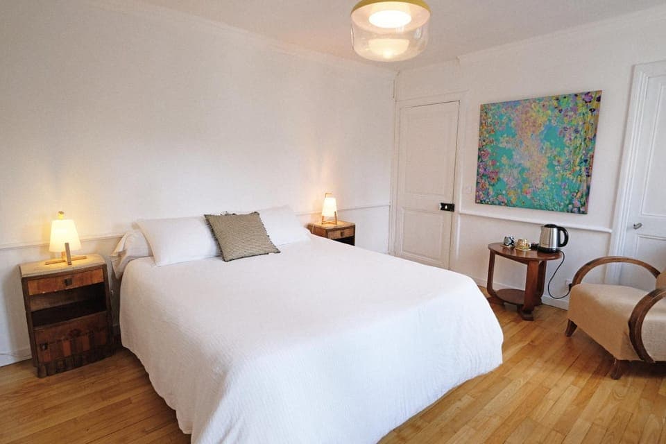 Property building, Bed, Coffee/tea facilities, Photo of the whole room, Decorative detail, Bedroom, furniture