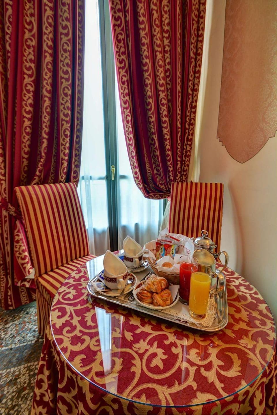 Photo of the whole room, On site