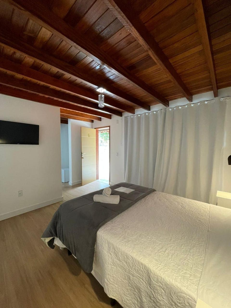 Bed, TV and multimedia, Photo of the whole room, Bedroom