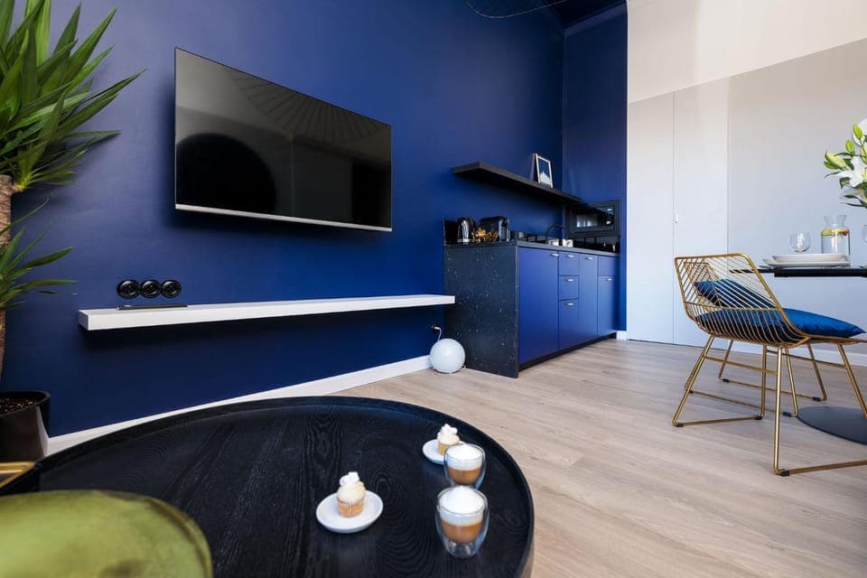 Communal lounge/ TV room, TV and multimedia, Kitchen or kitchenette, Living room, Seating area, Dining area