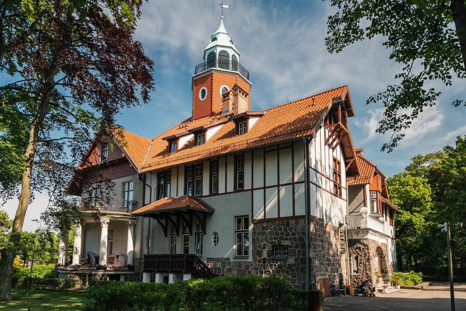 Property building, Day, Garden, Garden view, Landmark view