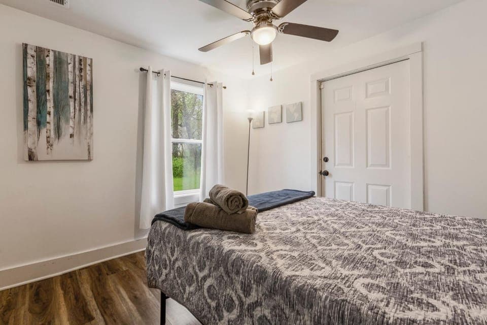 Urban Explorer Pad - 3BR - Backyard -Parking House in Jeffersonville