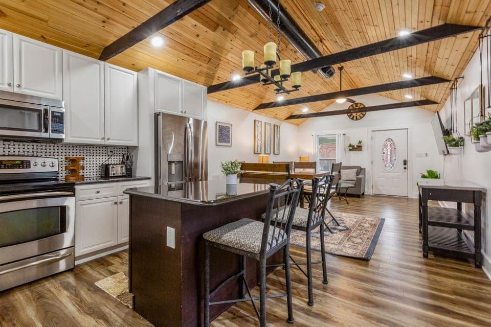 Urban Explorer Pad - 3BR - Backyard -Parking House in Jeffersonville