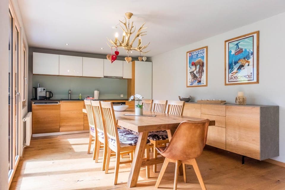 Kitchen or kitchenette, Living room, Seating area, Dining area