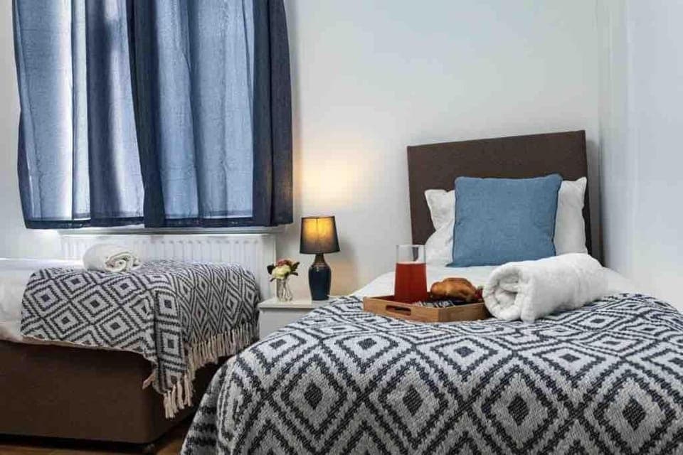 Bed, Photo of the whole room, Bedroom, towels