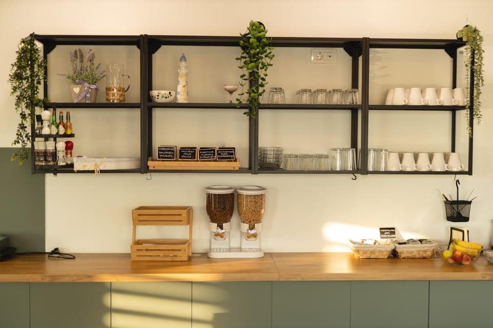 Coffee/tea facilities, Food and drinks, Food