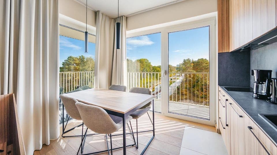 Kitchen or kitchenette, Dining area
