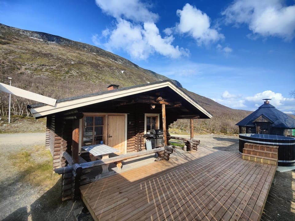 Property building, Patio, Day, Natural landscape, Balcony/Terrace