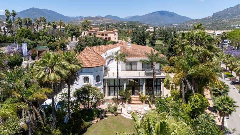 Property building, Bird's eye view, Mountain view