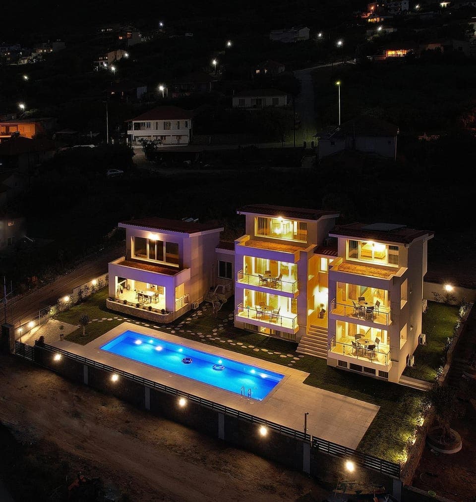 Property building, Garden, Swimming pool