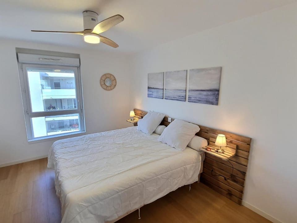 Photo of the whole room, Bedroom